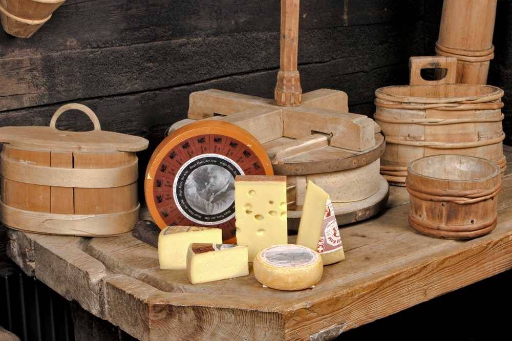 Ekspozycja serów w Emmental Schaukäserei, różne rodzaje serów, tradycyjne rzemiosło