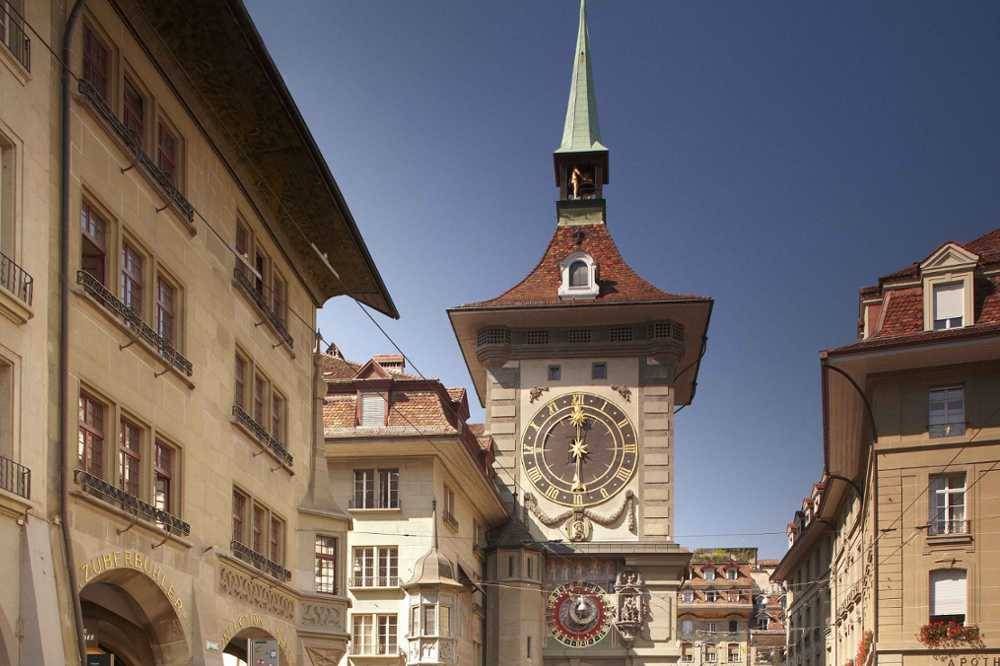 Zegar na Wieży Zegarowej w Bernie pokazuje aktualny czas i otoczenie
