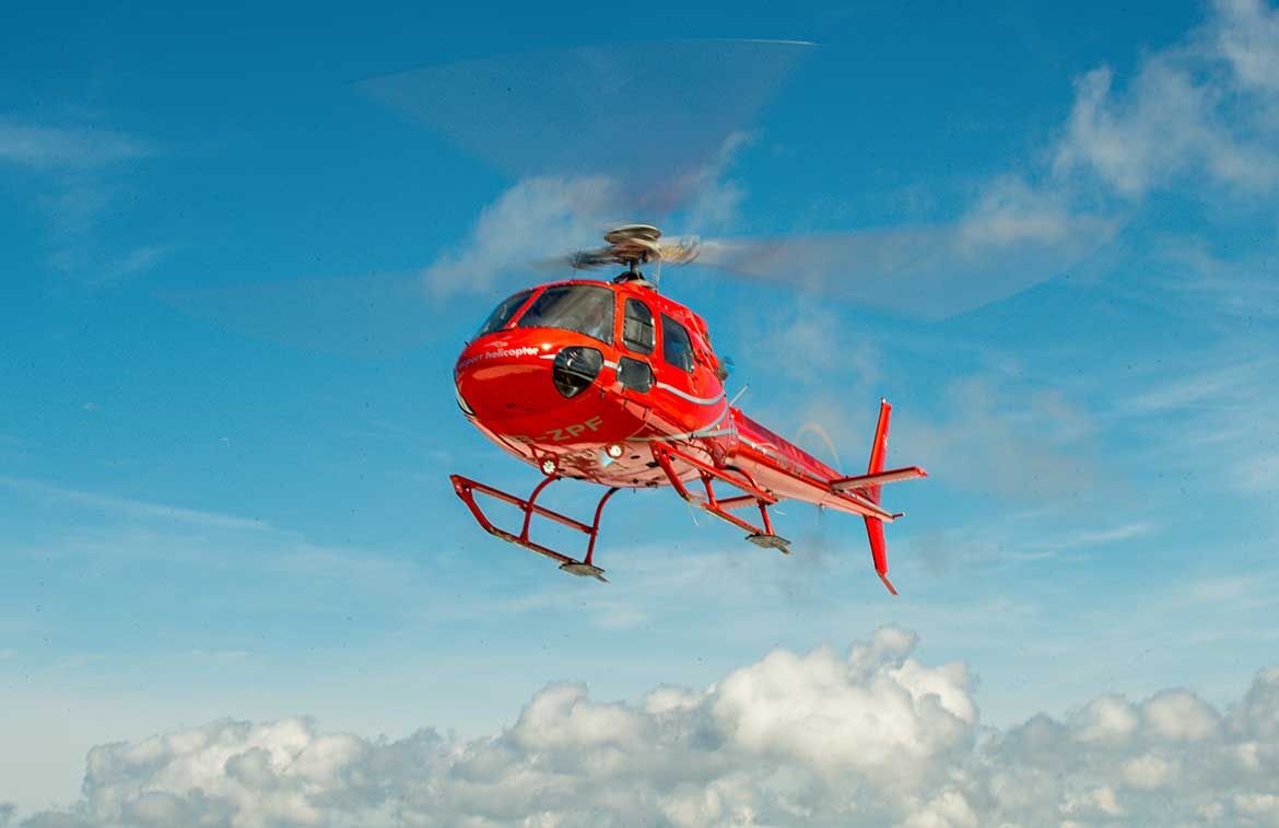 Ελικόπτερο πάνω από τα σύννεφα σε μια κόκκινη πεταλούδα