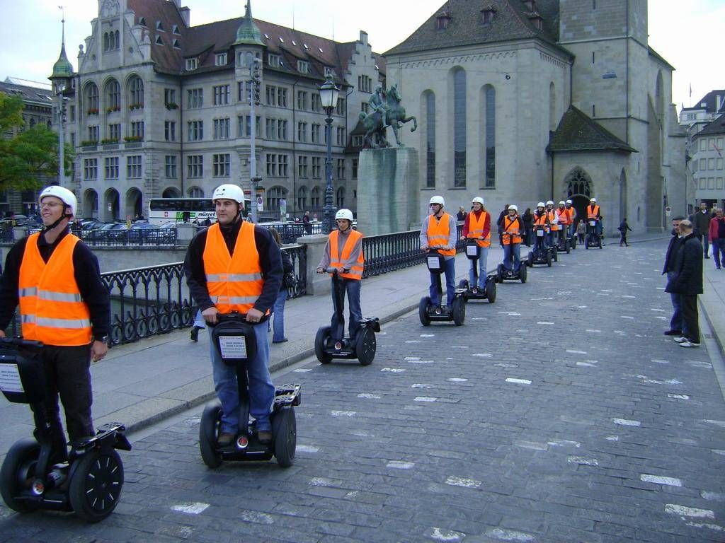 ネオンオレンジの安全ベストを着たグループと一緒にチューリッヒのセグウェイツアー。