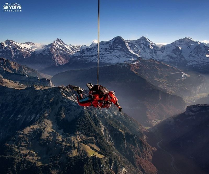 Tredje skapelsen Eiger, Mönch och Jungfrau med fallskärmspar