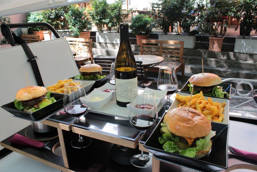 E-Tuk ที่ซูริคมีเบอร์เกอร์, เฟรนช์ฟรายส์ และไวน์กลางแจ้ง.