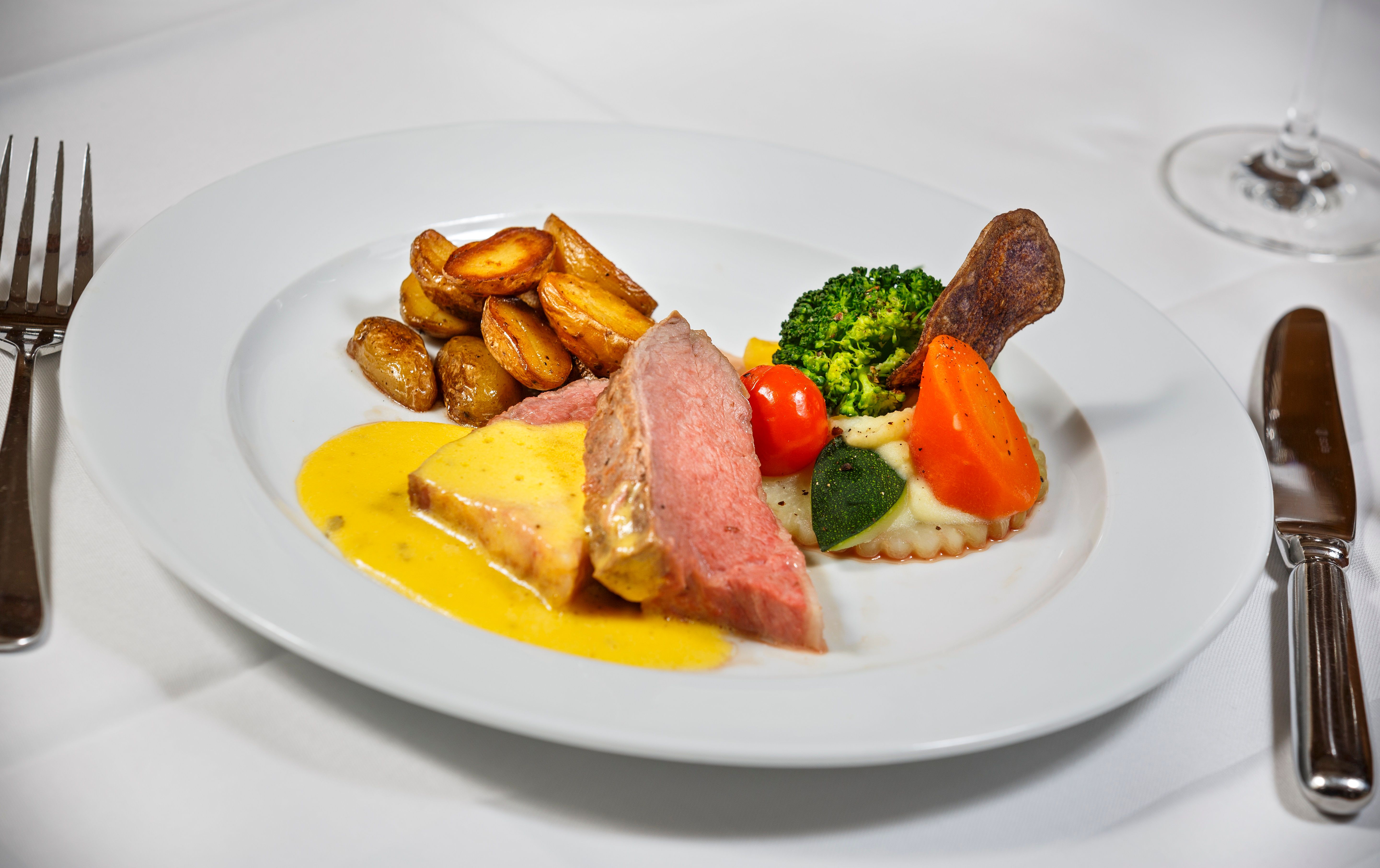 Bateau de midi sur le lac de Lucerne avec un plat délicieux, des accompagnements et du vin