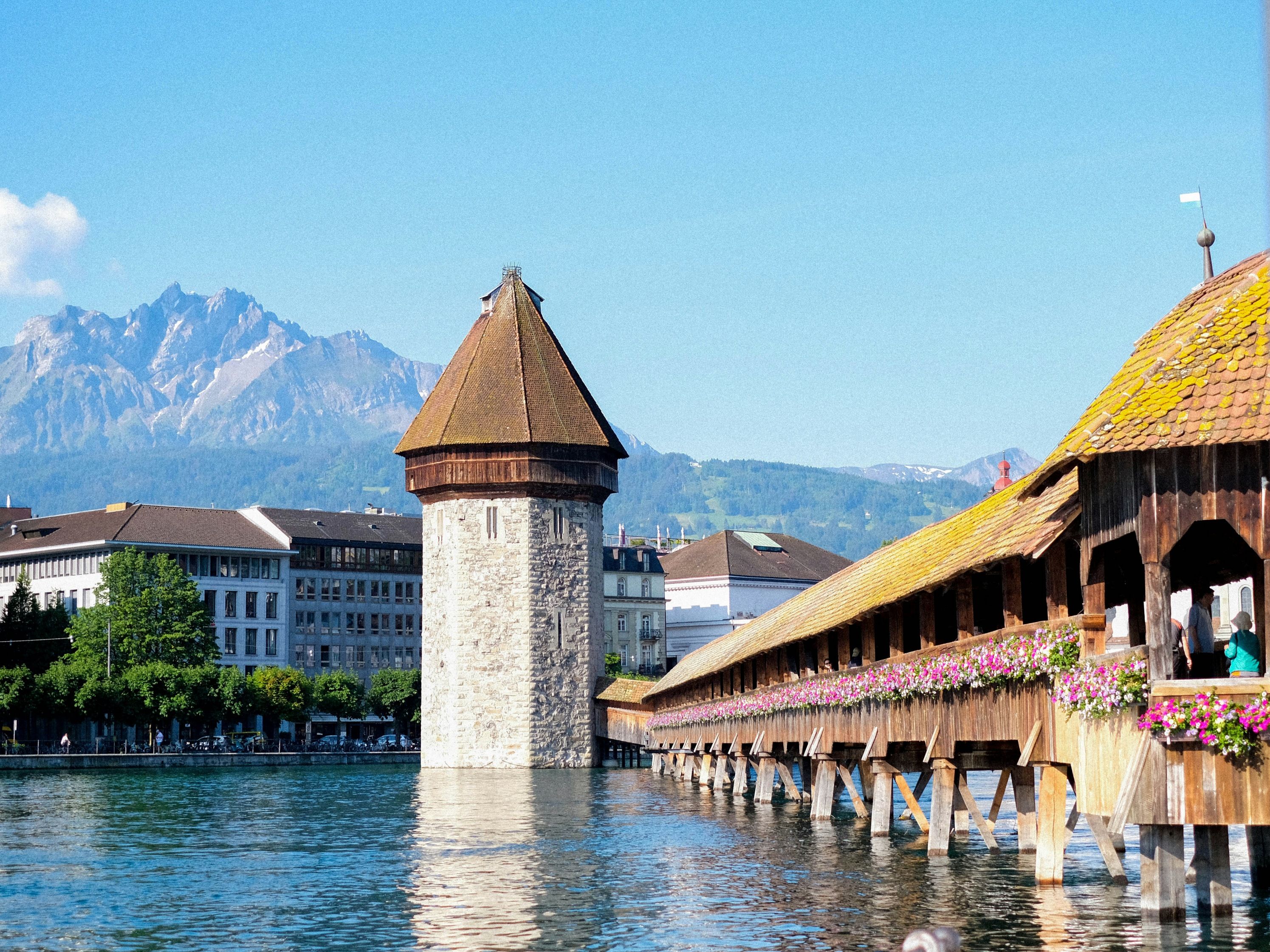 جسر كابيل: للتنزه الرومانسي على ضفاف بحيرة فيردفالסטاتر في لوسرن، سويسرا.