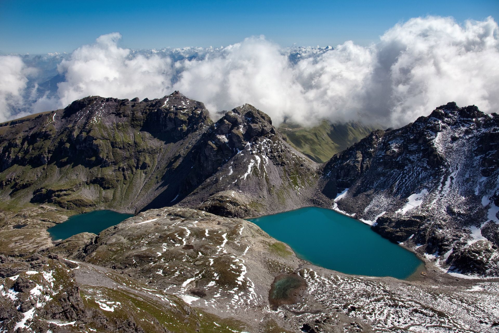 Taman Geopark Sardona dengan tasik berwarna turquoise dan latar belakang gunung pada musim panas.