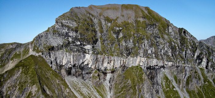 Hiking geologi di Taman Geologi Sardona dengan formasi batu yang mengagumkan.