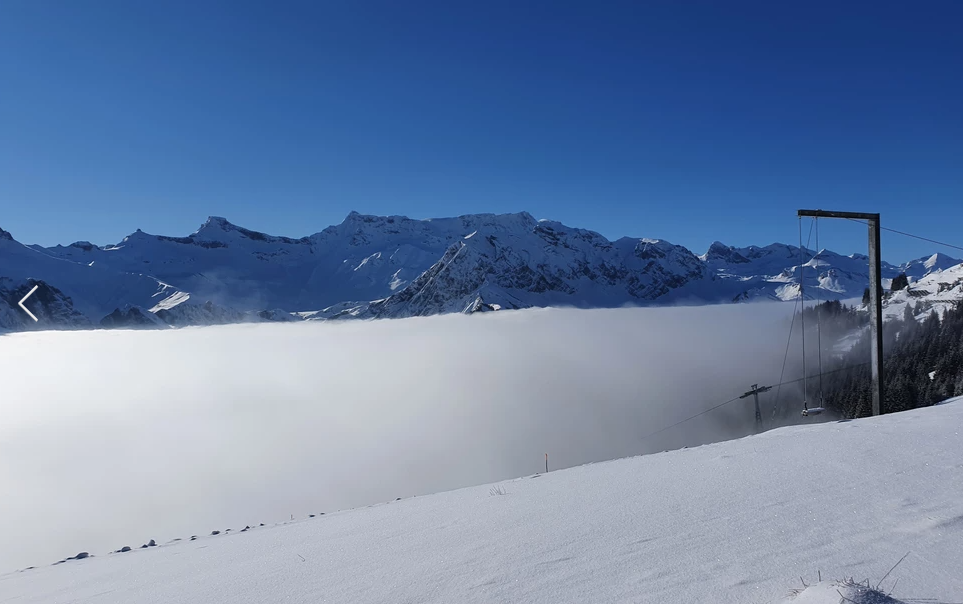 Altalena gigantesca su Tschentenalp nelle Alpi, circondata da neve e montagne.