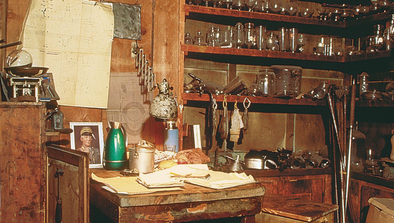 Glasi Museum with historical workshop and artistic glass objects. Ideal for groups and art lovers.