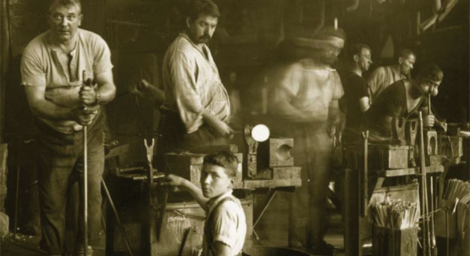 Glasi Hergiswil: Insight into the glassblowing workshop with artisans and traditional techniques.