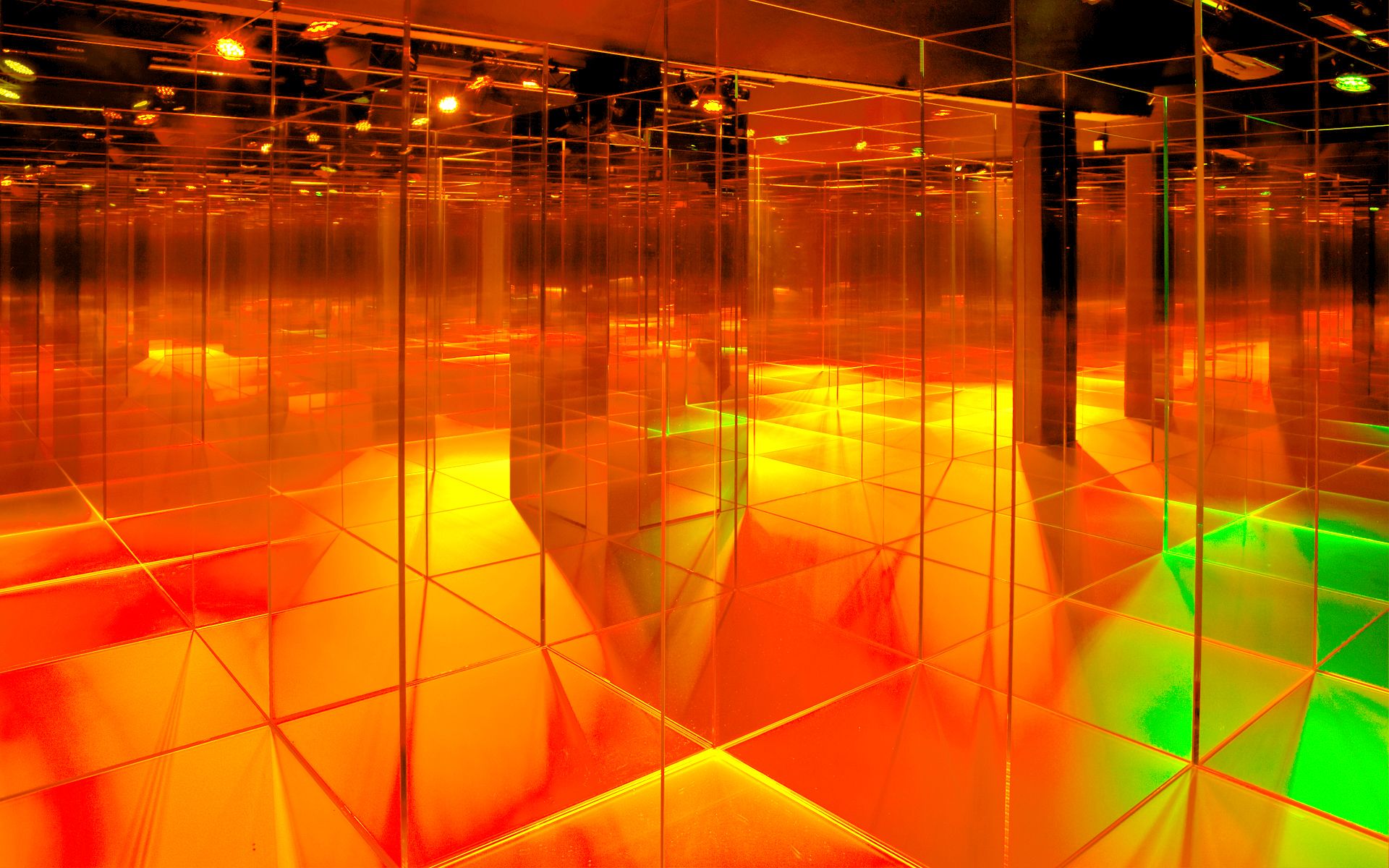 Glaslabyrint med färgglada speglar, perfekt för kreativa upptäckter och gruppaktiviteter.