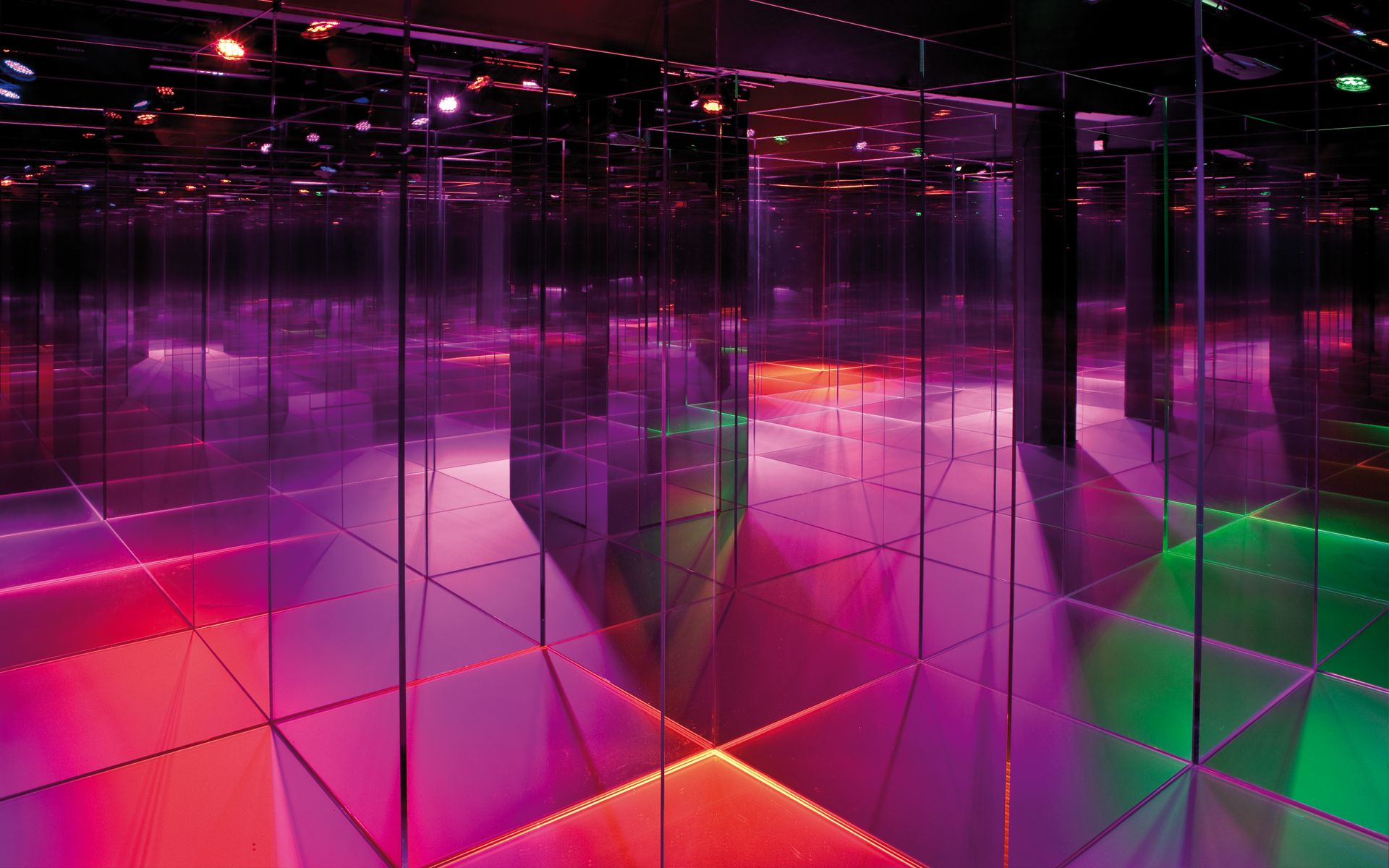 Glaslabyrint: Fängslande konstverk med speglar och lysande färger i en modern miljö