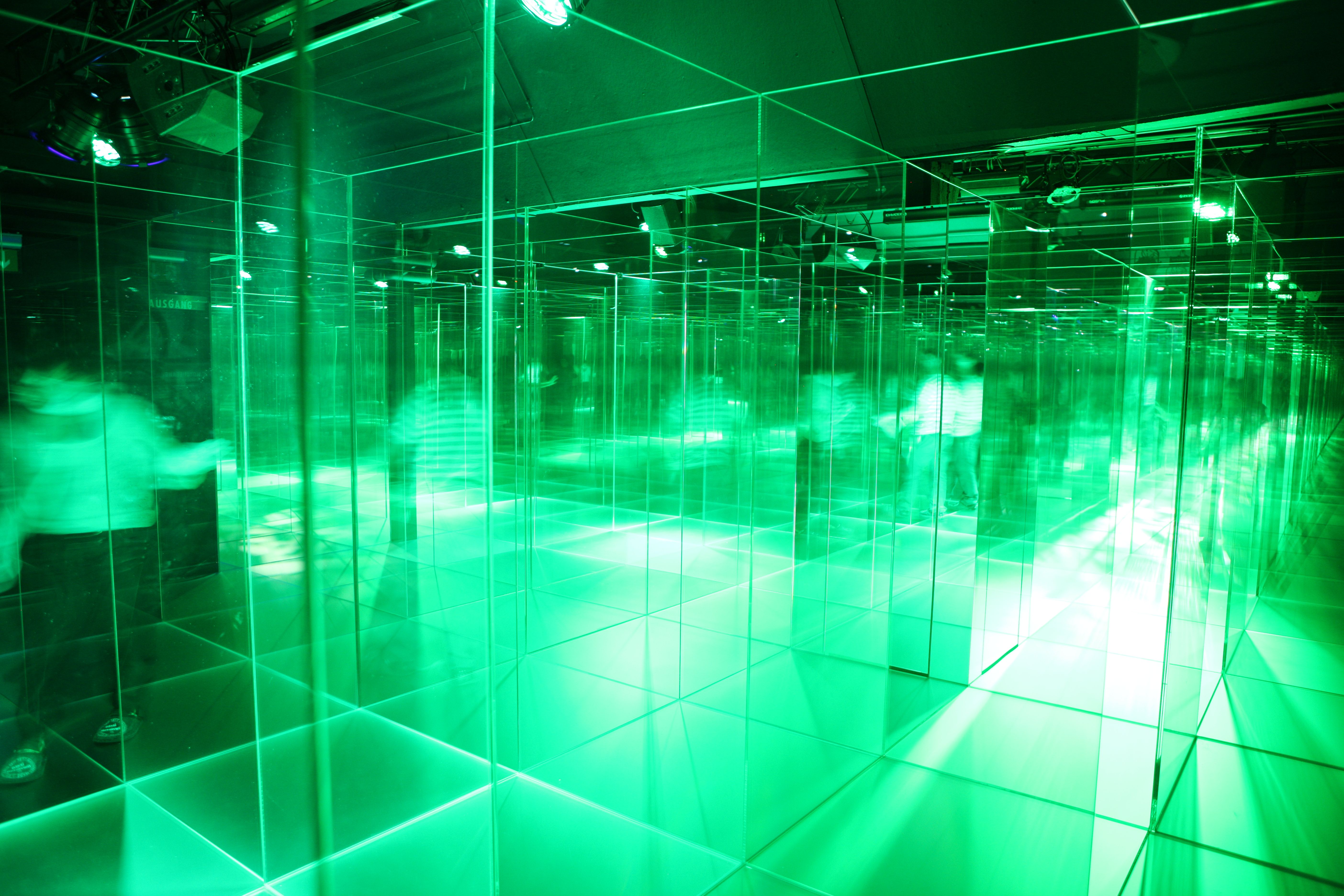 Glaslabyrint: Upplev ett fascinerande äventyr i en konstnärlig spegelvärld.