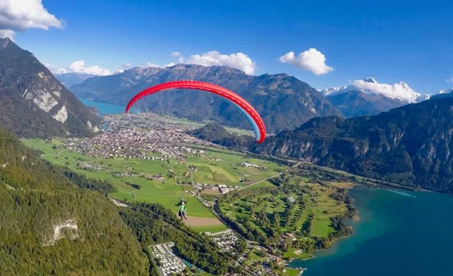 Vuelo en parapente tándem sobre la Schynige Platte con vistas al lago de Thun y los Alpes