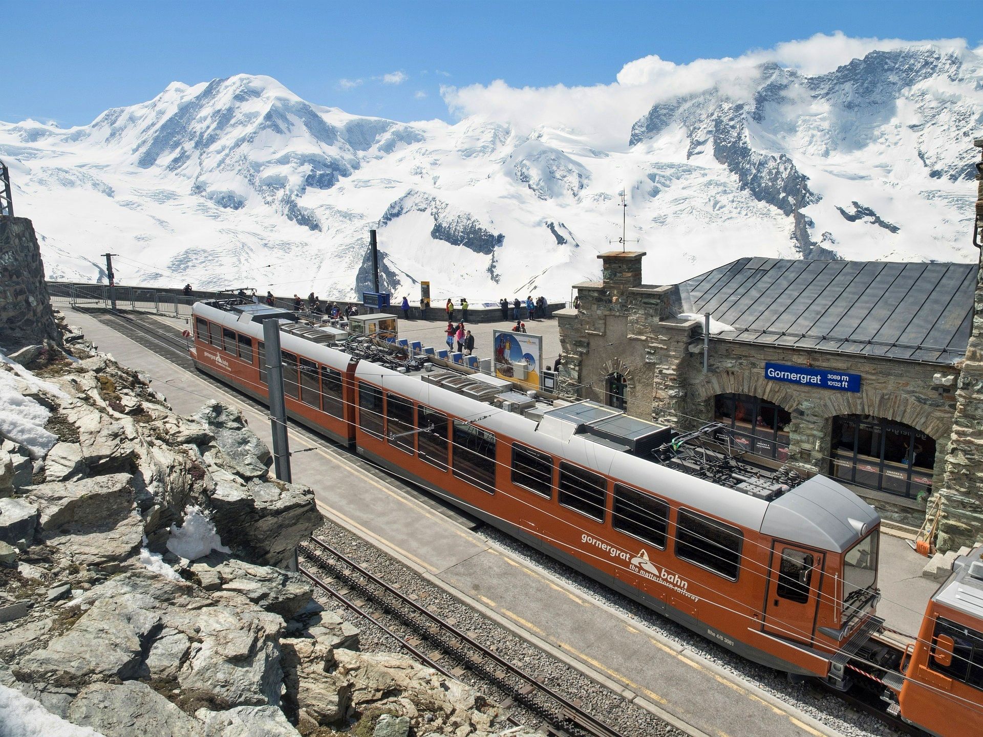 Pendakian Gornergrat dengan pemandangan gunung dan stesen kereta api musim panas.