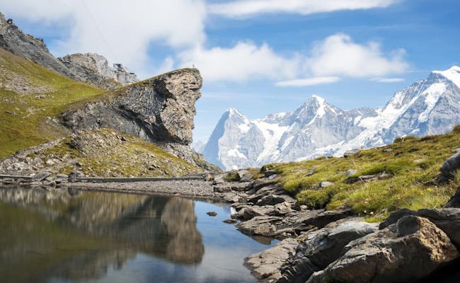 Caminhando do Schilthorn até o Grauseeli. Paisagem montanhosa com reflexão no lago.