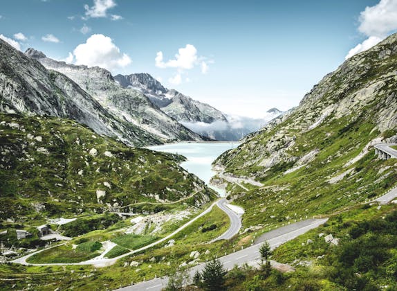 Grimselpass: descubra a vista pitoresca das montanhas e do rio no verão na Suíça.