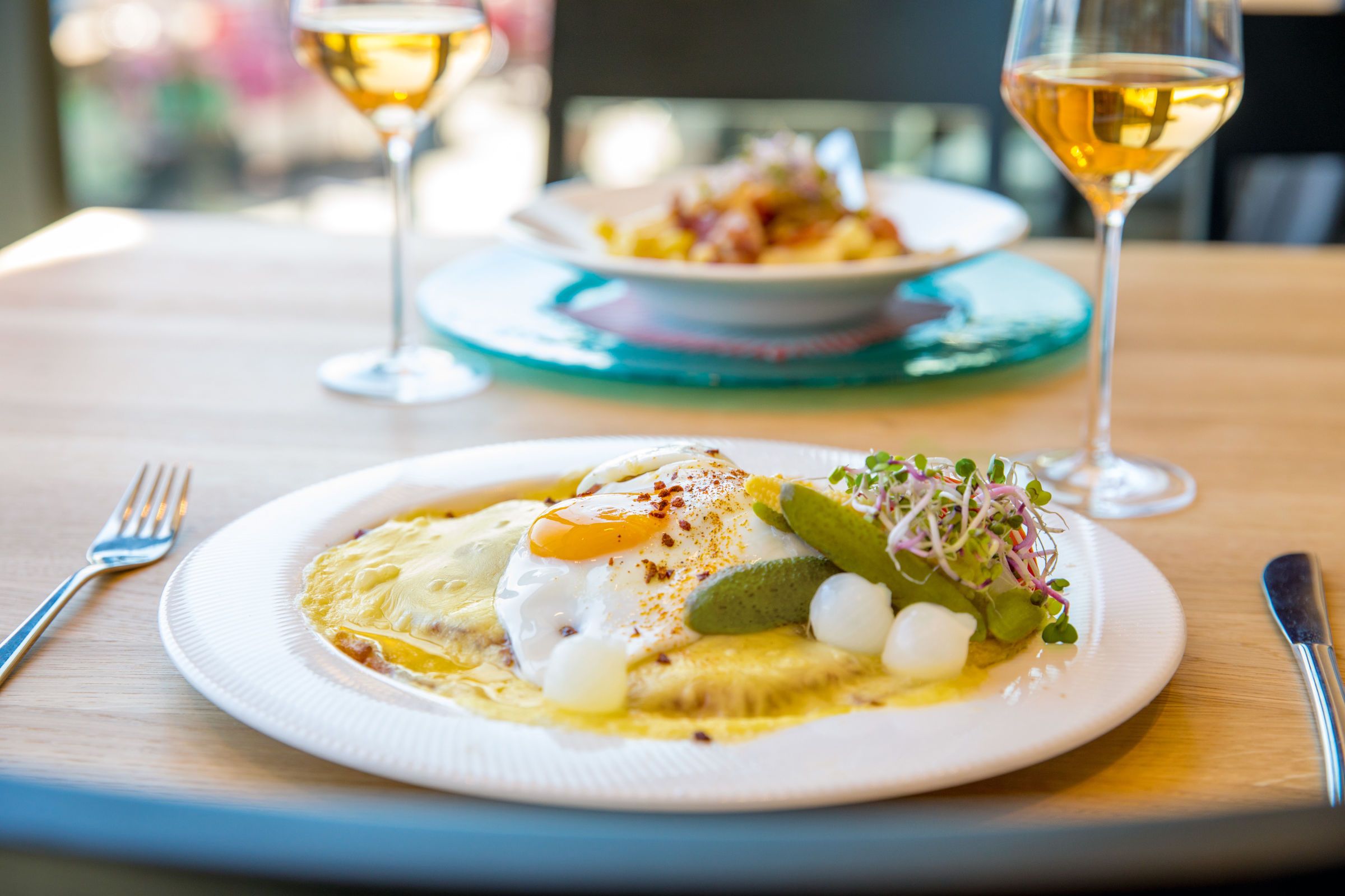 餐厅桌上的鸡蛋和配菜切片