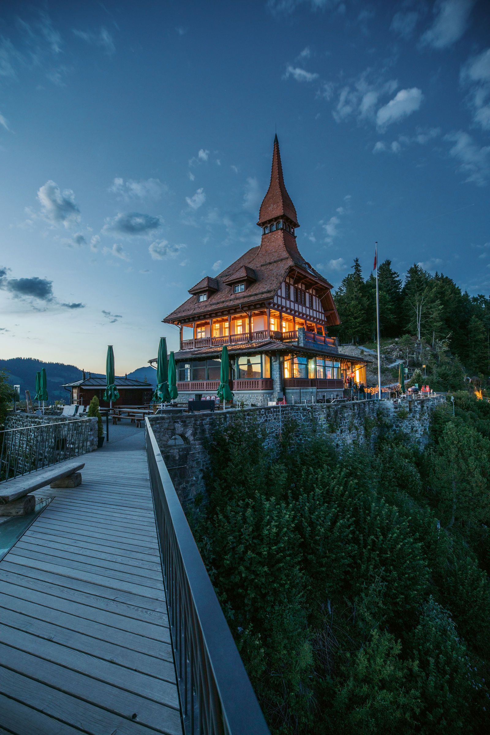 在黄昏时分的因特拉肯哈德库尔姆，带有露台和客人