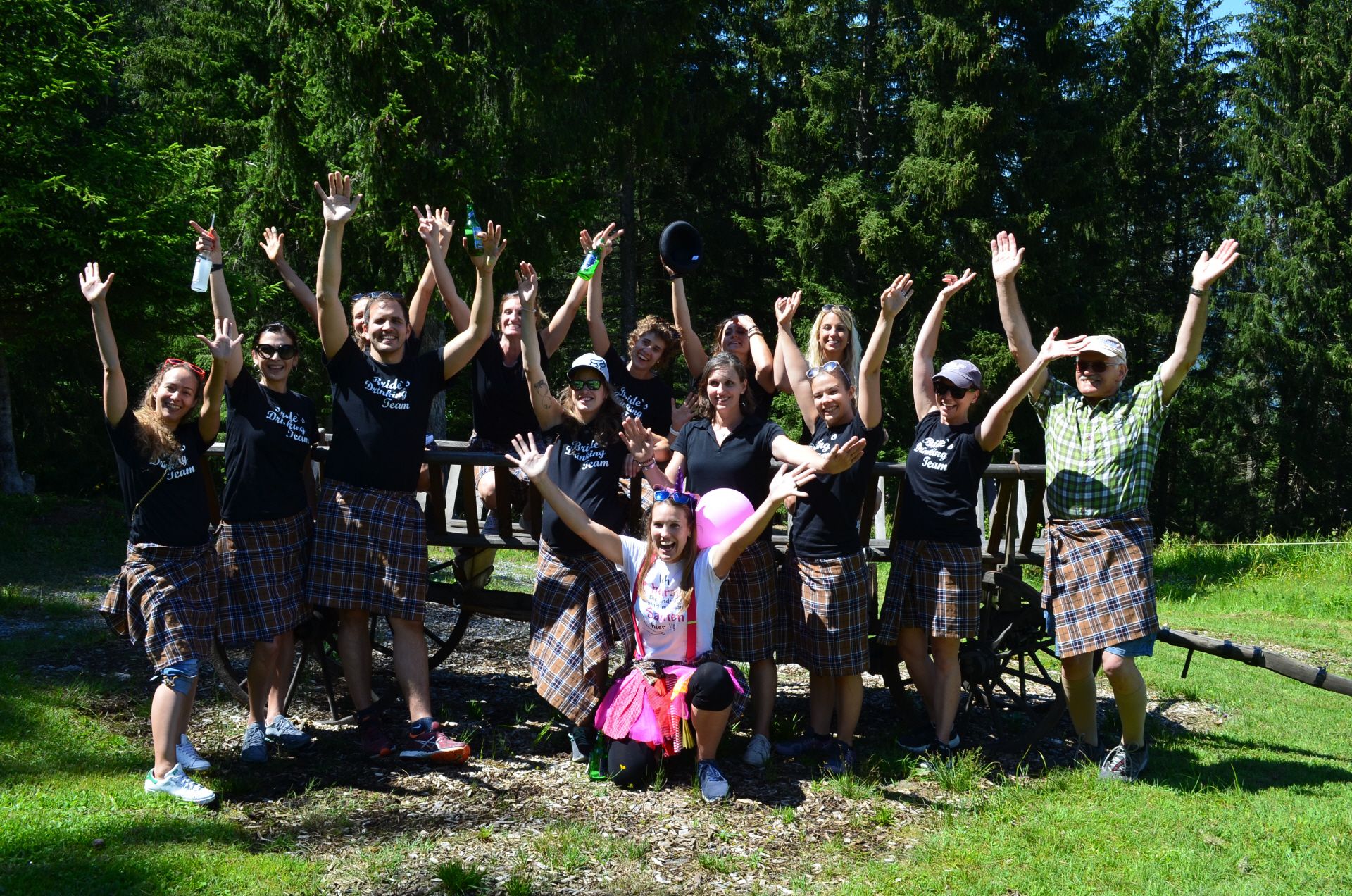 Lawatan Geopark Sardona dengan kumpulan gembira memakai kilt, dikelilingi oleh pokok-pokok