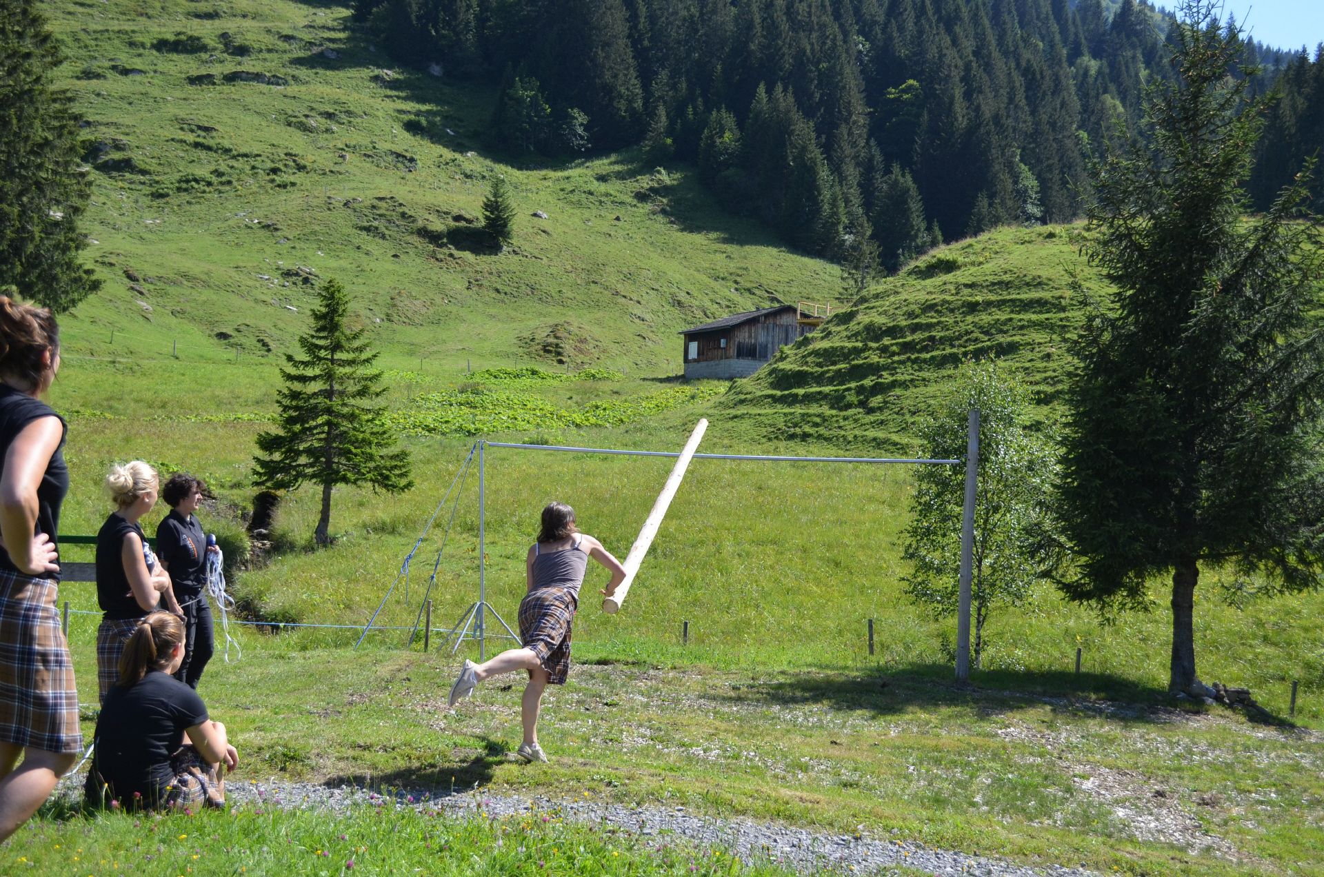 在高地运动会上扔木蛇的活动，2023年，山区。