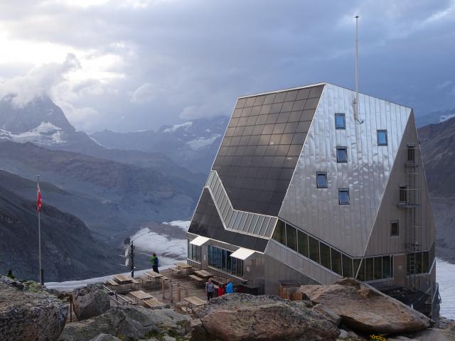 몬테 로사 후트: 현대적인 산장, 여름에 그룹과 모험에 적합한 알프스의 보석.