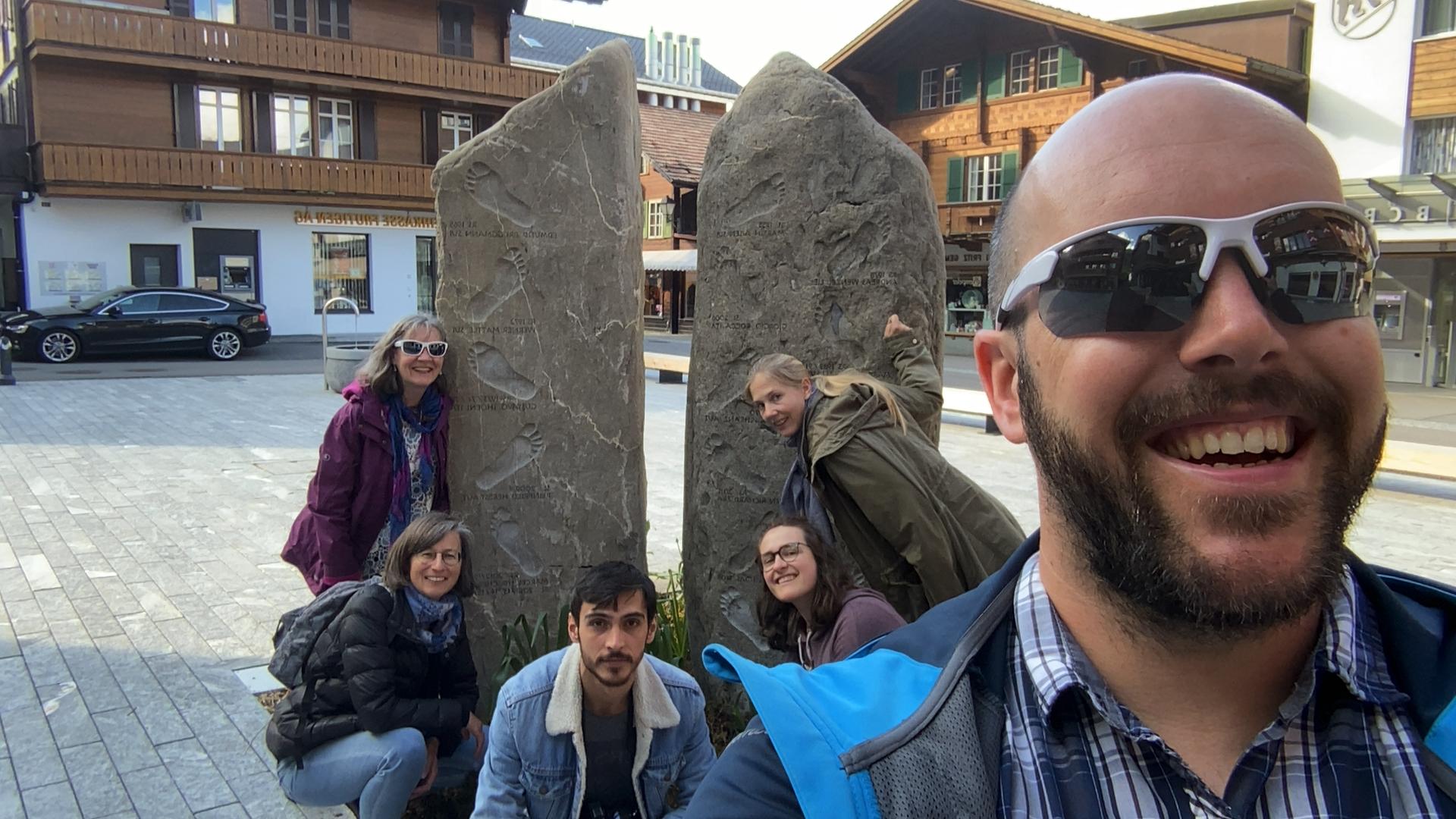 逃脱游戏弗鲁特根：玩家团队在瑞士阿尔卑斯山的冒险中享受乐趣。