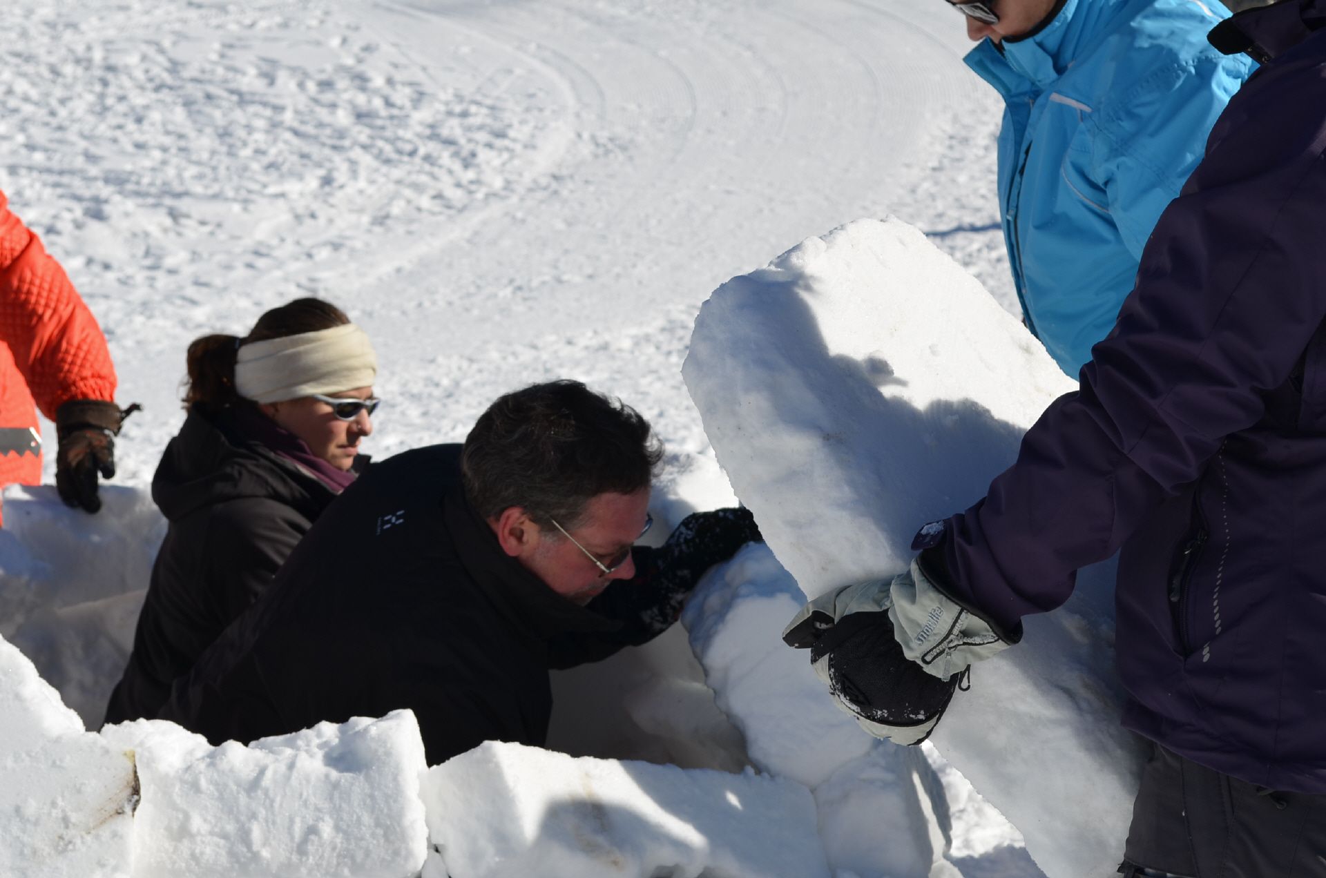 Membina iglu di Switzerland: Orang ramai bina iglu dengan salji di Alps.