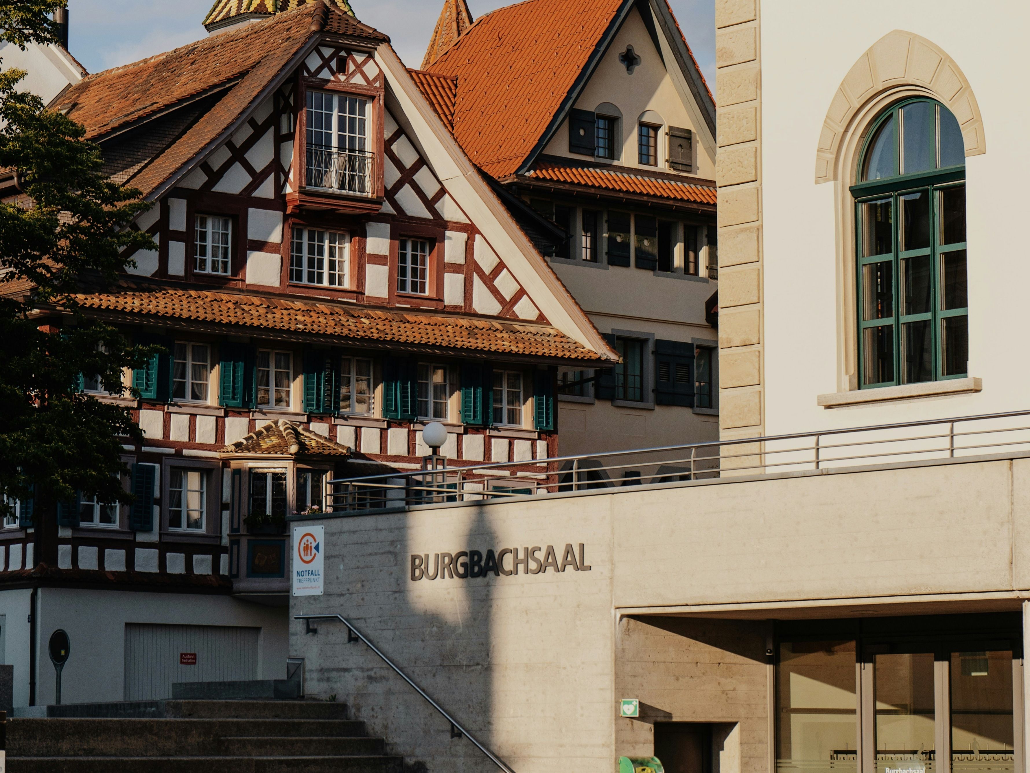 Zug: Bandar Lama bersejarah dengan Bilik Burgbach dan rumah-rumah kayu yang memikat hati.