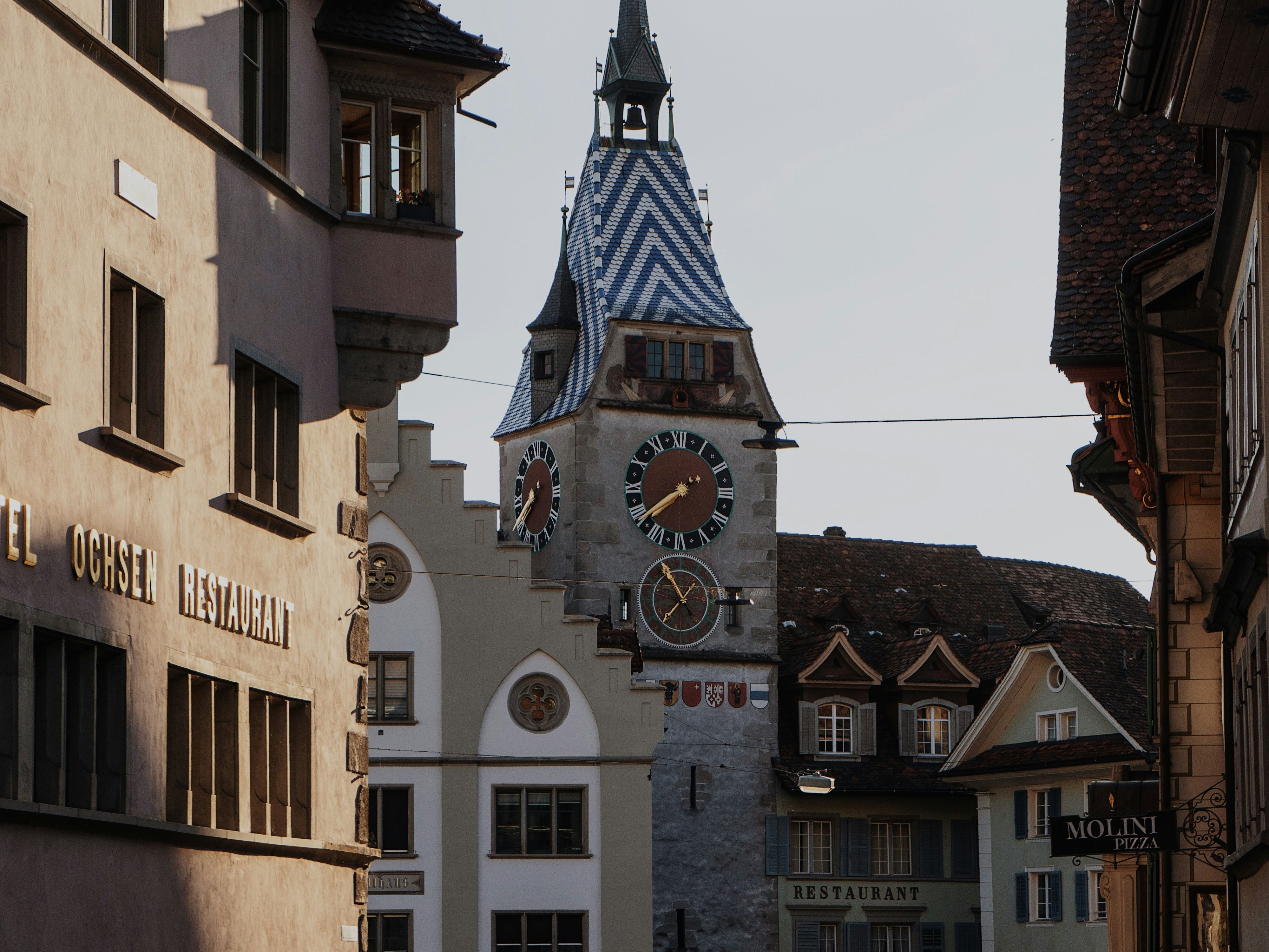 Zug: Menara jam bersejarah dengan seni bina yang mengagumkan di bandar Zug.