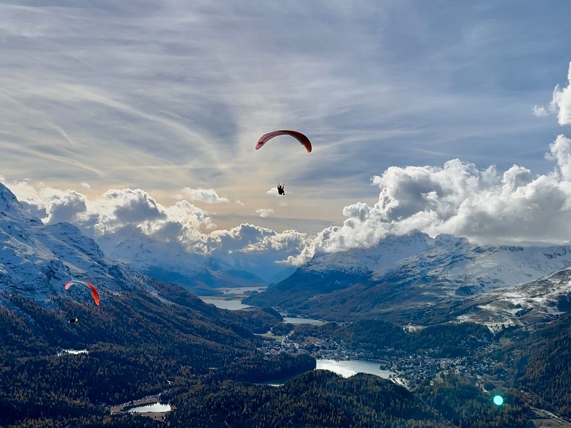 Paragliding i Engadin: Højt oppe i bjergene, nyd friheden ved at flyve med paraglider.