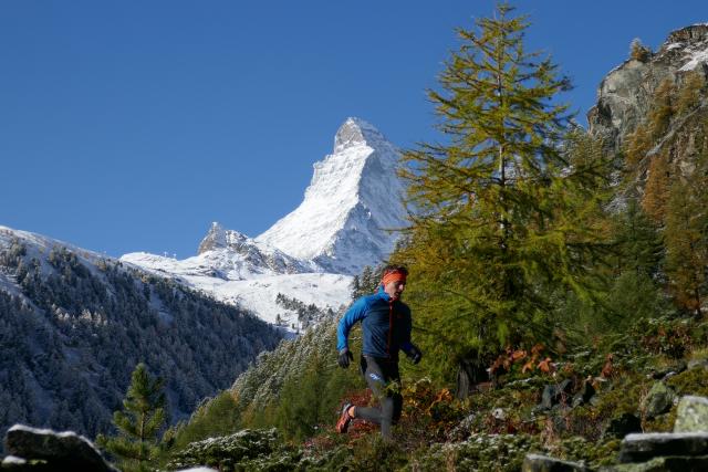 استمتع بالتنزه عند جبل ماترهورن في الشتاء، واكتشف الجبال المغطاة بالثلوج والطبيعة الخلابة.