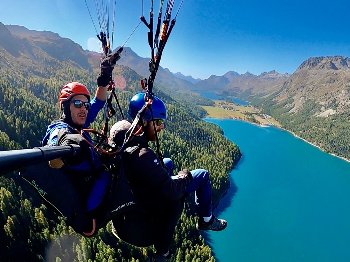 Paragliding med privat pilot i Engadine med udsigt over naturen og bjergene.