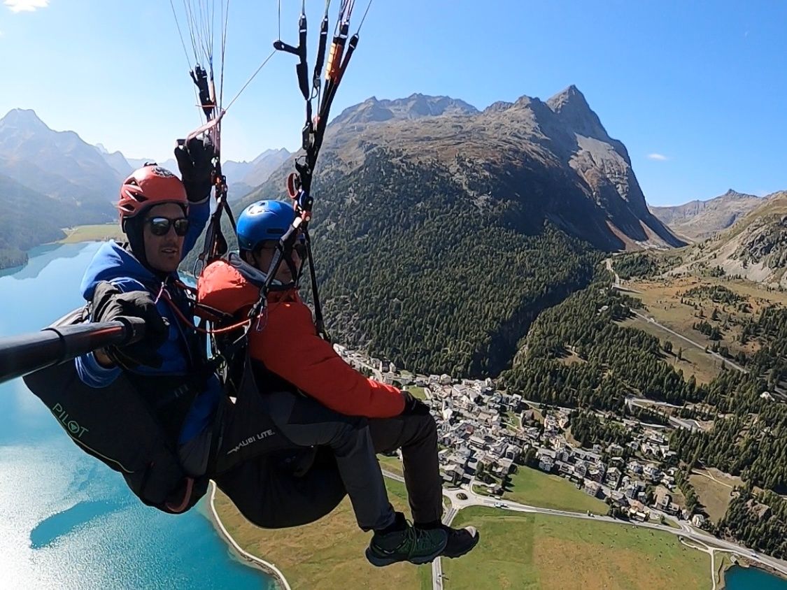 Paragliding no Engadin com piloto privado sobre paisagens e lagos pitorescos.