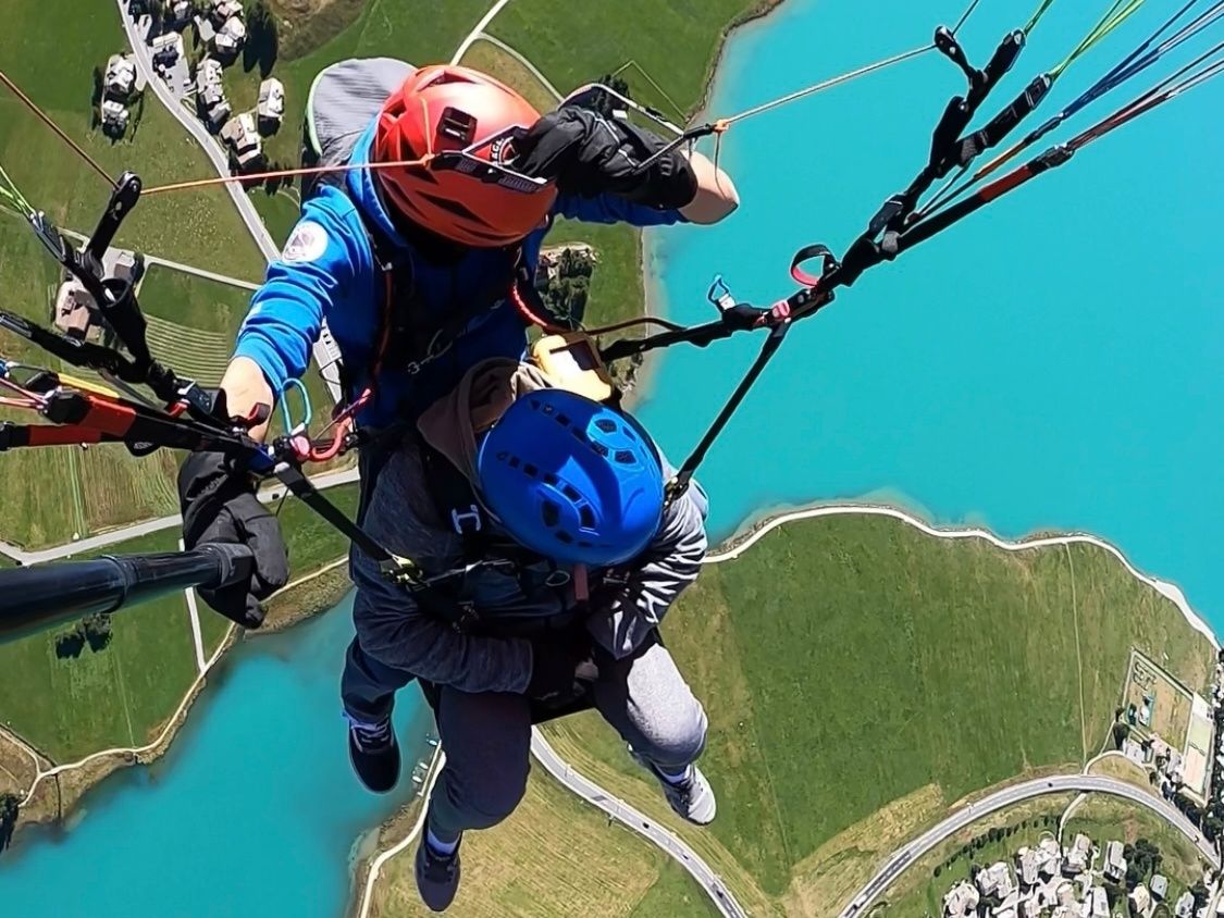 Paragliding i Engadin: Fly med en privat pilot over spektakulære landskaber.