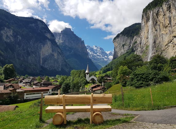 ラウターブルンネンの滝と山の景色