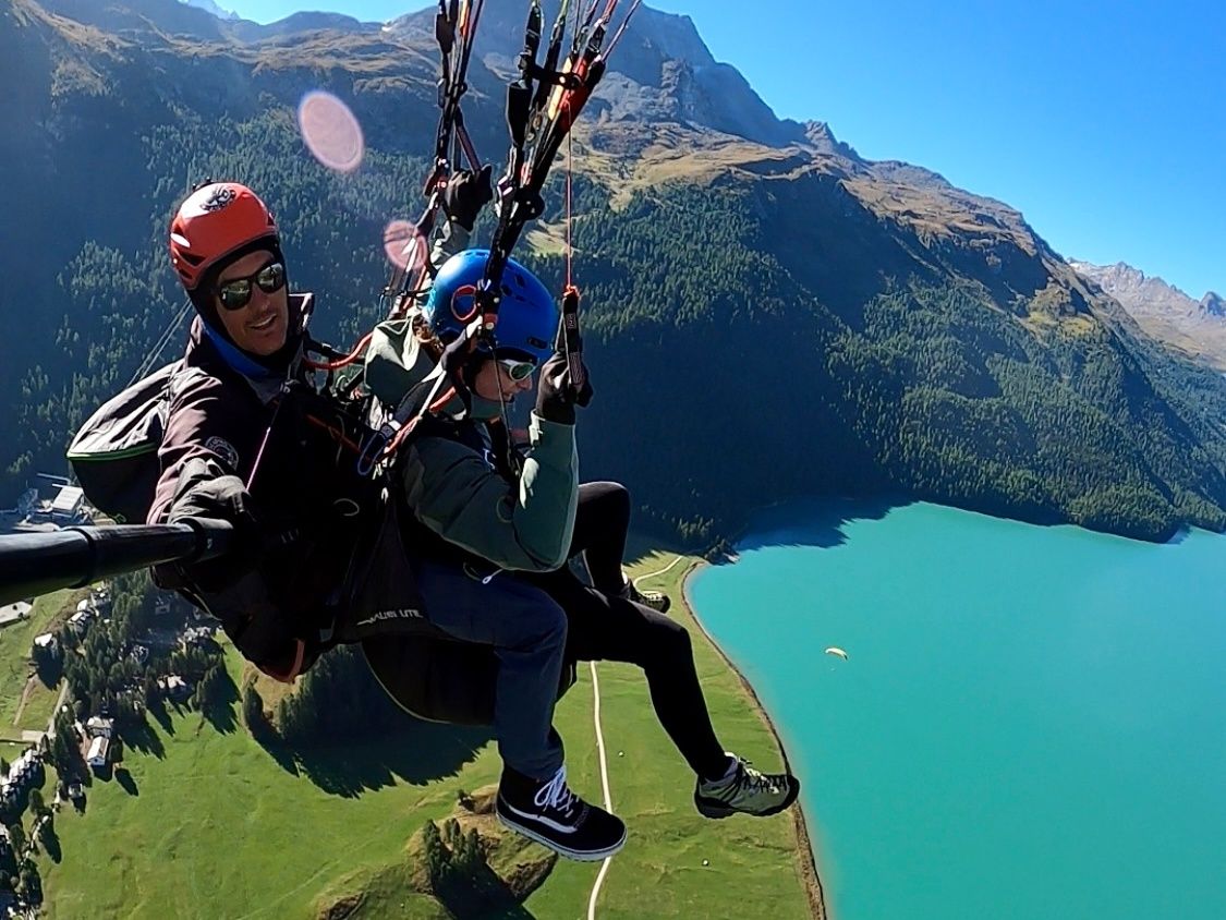 Paragliding i Engadin: Oplev flyvet med en privat pilot over det fantastiske bjerglandskab.