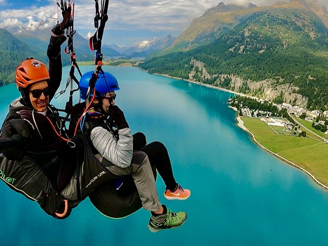 Voo de parapente no Engadin: Experimente um voo inesquecível sobre o lago e as montanhas.