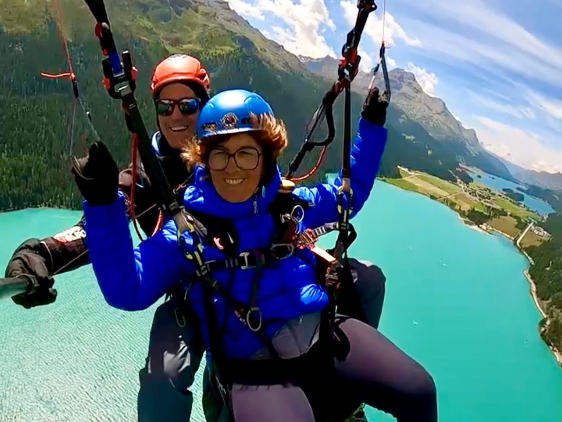 Parapente no Engadine: Vive o voo inesquecível com piloto privado sobre a paisagem deslumbrante.