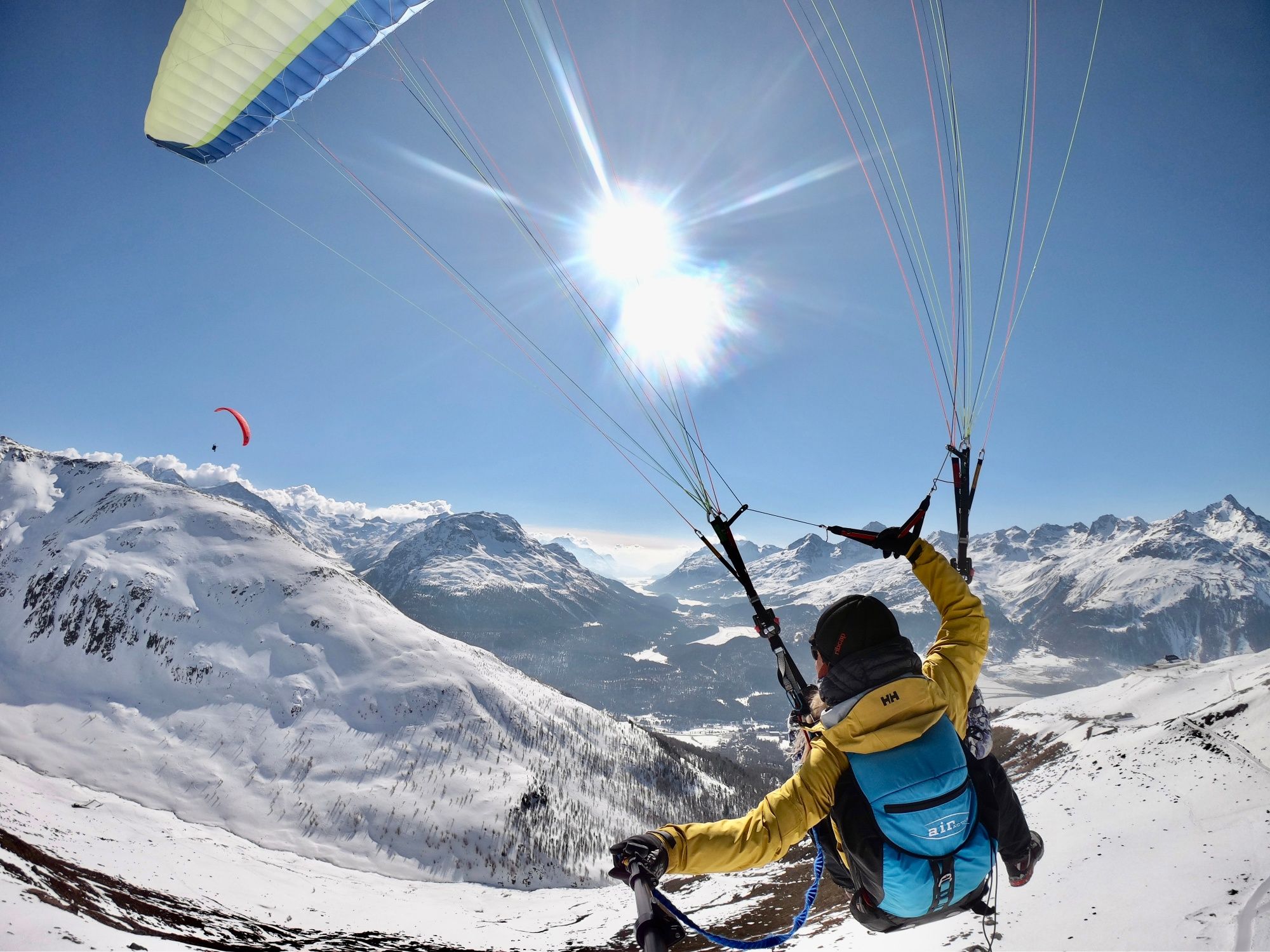 Parapente no Engadin: vista deslumbrante das montanhas cobertas de neve para os amantes de aventura.