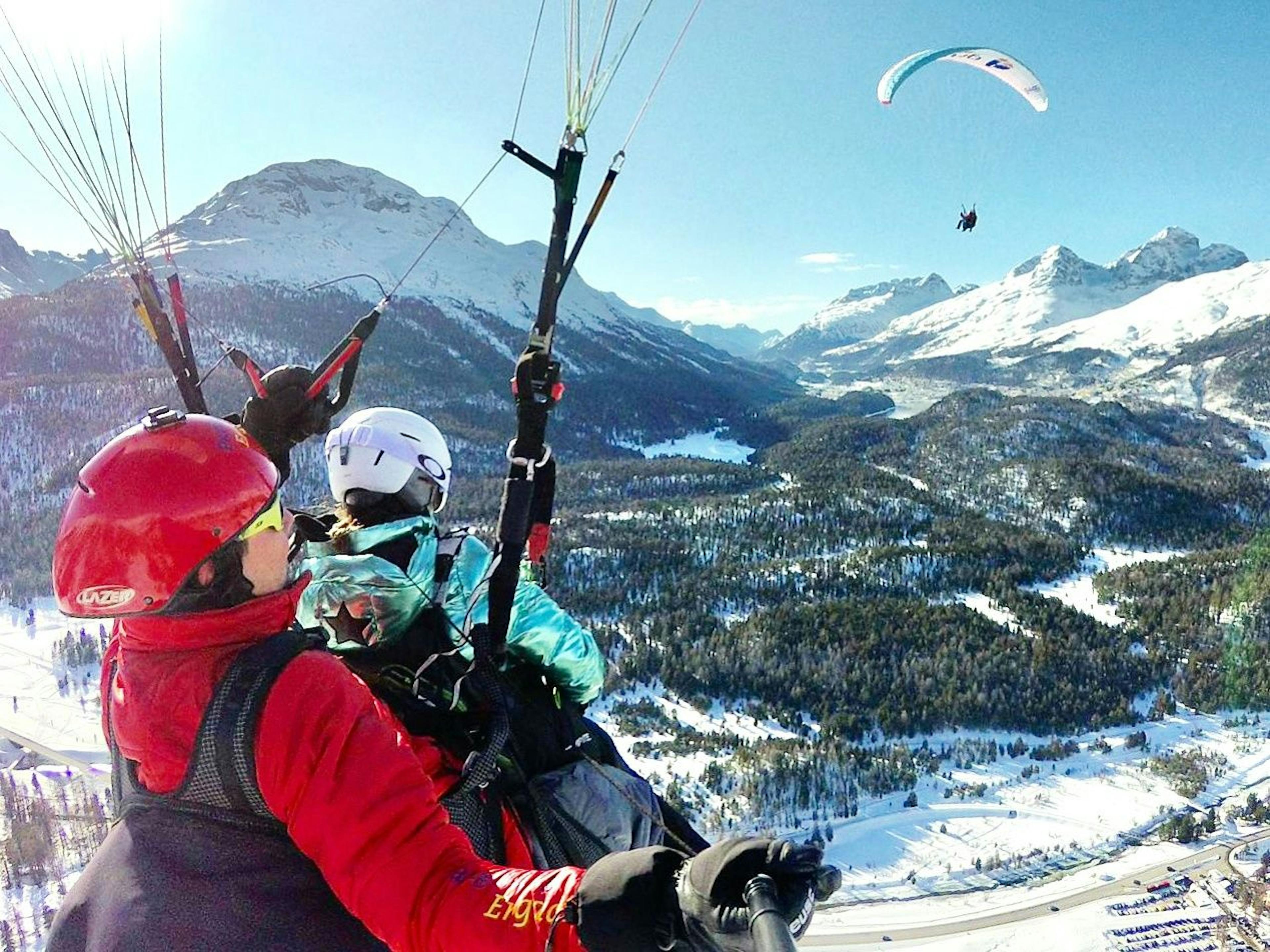 Paragliding in the Engadine: discover the mountains and the flying adventure from a bird's-eye view.