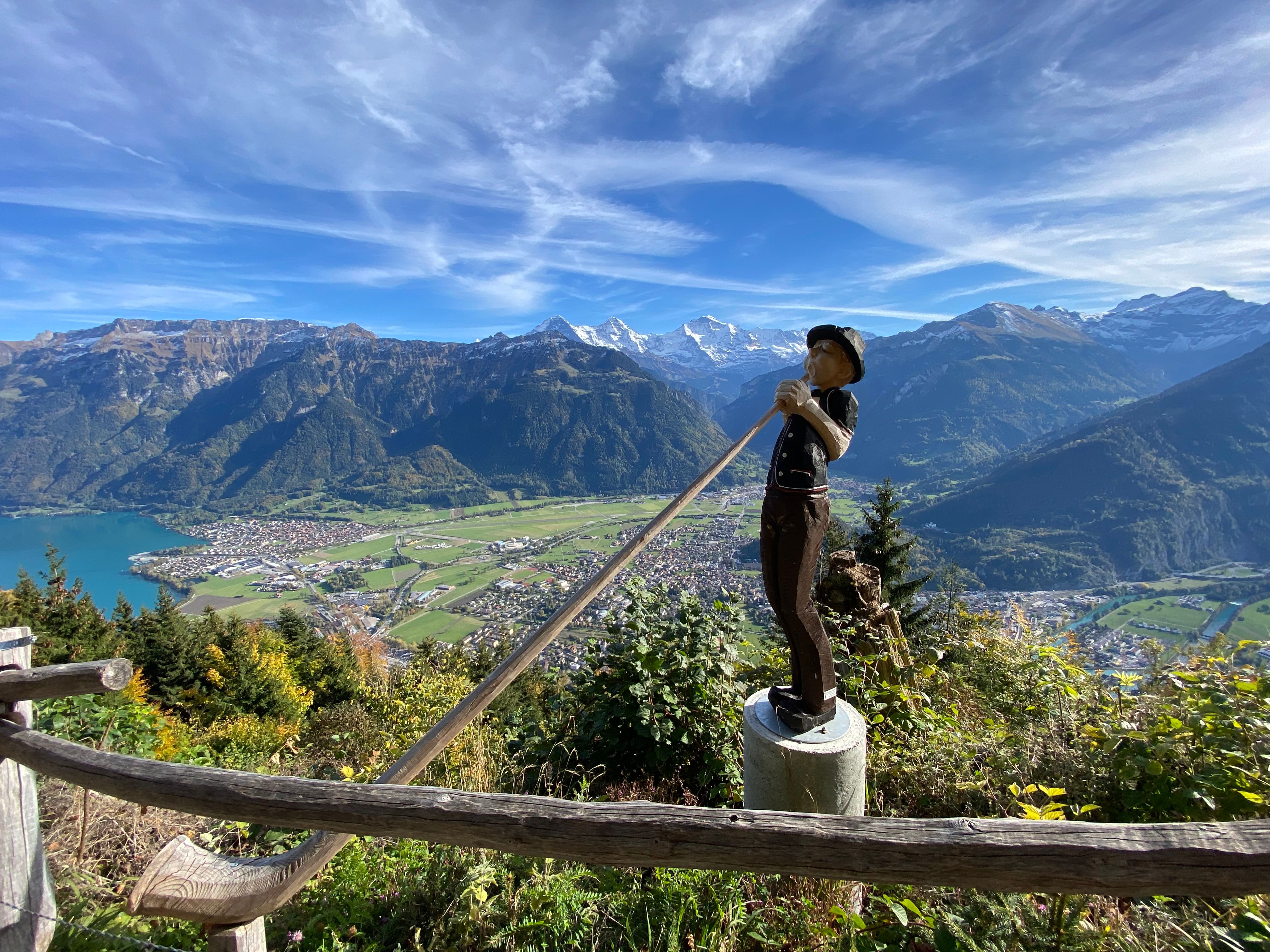 Virtuele reisbegeleiding in Lauterbrunnen toont een houtsnede met uitzicht op het dal. De plaats biedt indrukwekkende uitzichten.