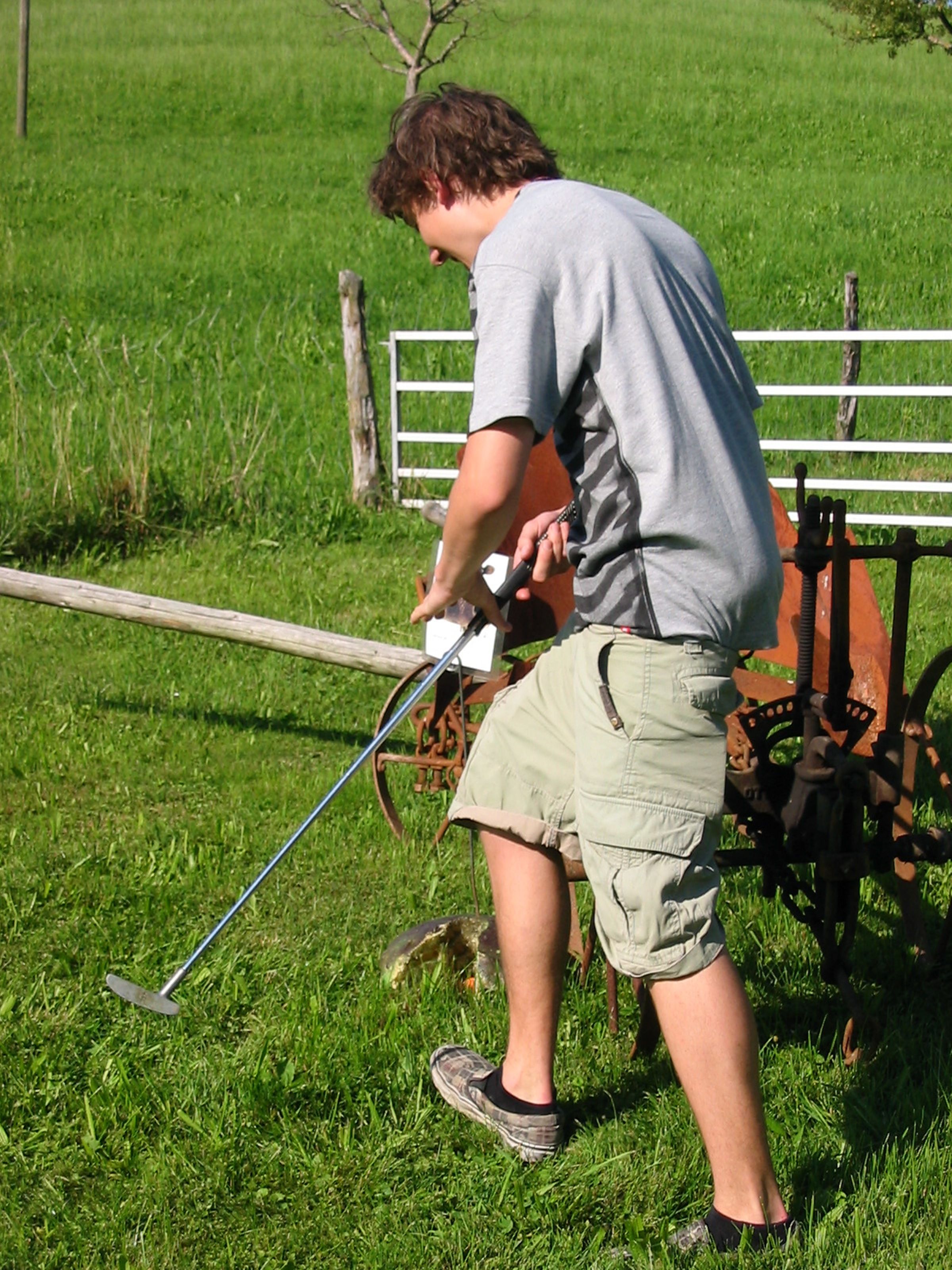 Lelaki muda menarik tali di Olimpik Ladang Cheh Schweiz pada tahun 2023.