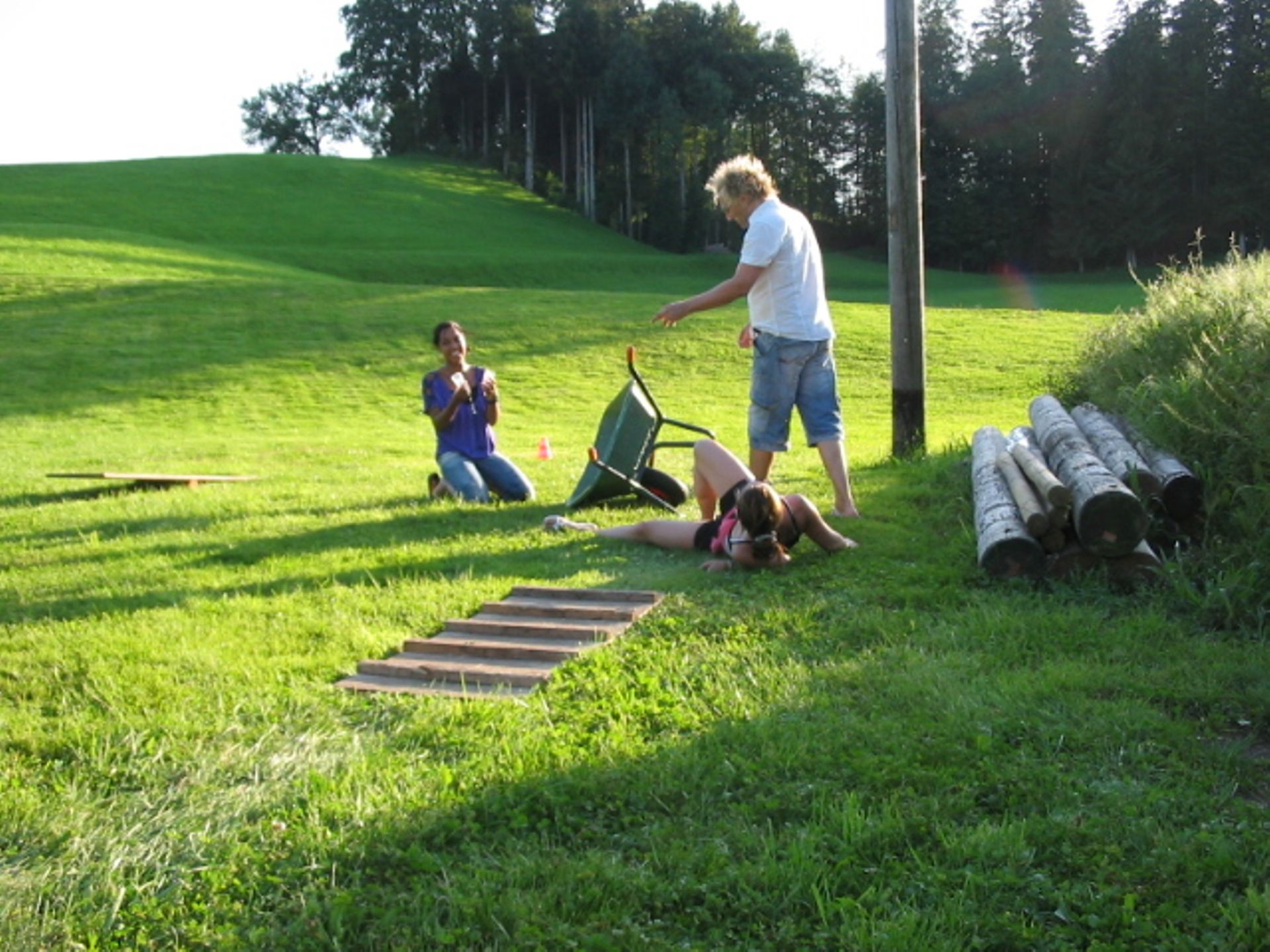 Olimpiad Ladang dengan kumpulan dari Switzerland, peserta bermain, padang hijau, cuaca musim panas