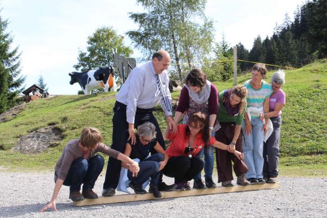 Alpine-OLympiade med deltagere, der arbejder sammen på en træplatform
