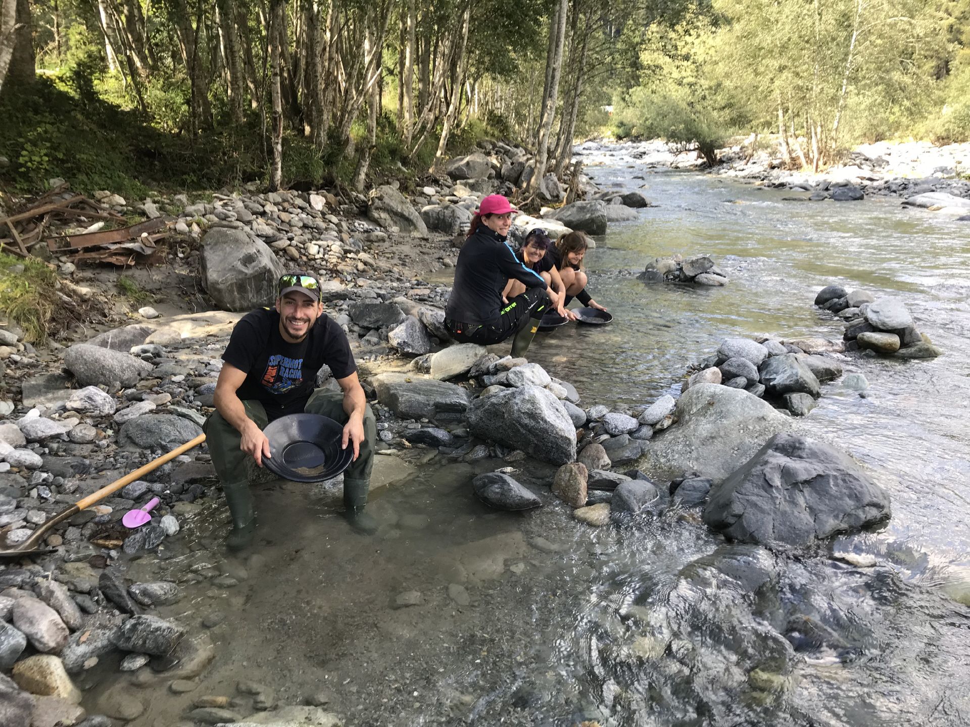Χρυσωρυχεία σε ποταμό με συμμετέχοντες σε πλαστικές μπότες