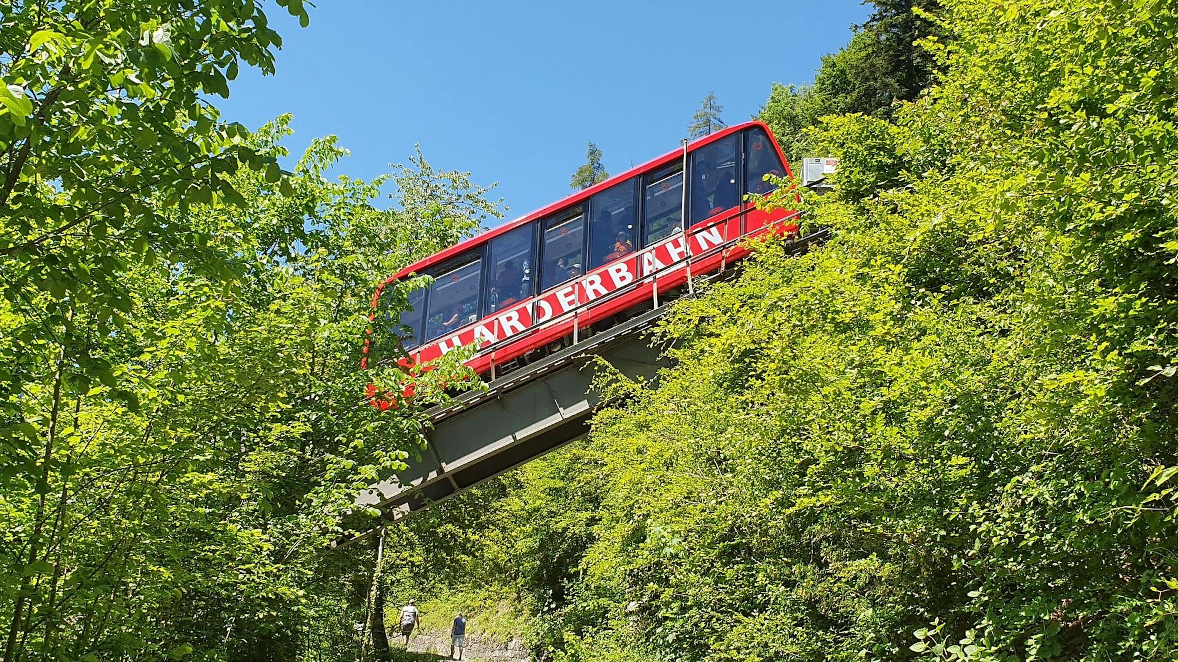 Standseilbahn: Erlebe die atemberaubende Natur und Ausblicke in Interlaken während deiner Sommerwanderung.