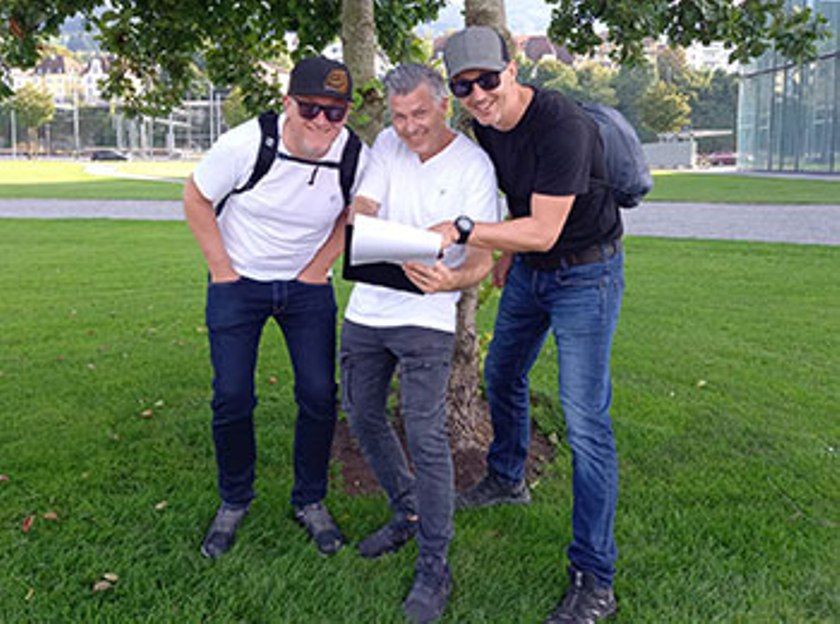 与朋友在户外的全地形车狩猎之旅，展示一张地图并欢笑。