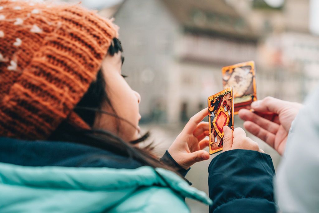 Kind spielt mit Karten auf dem Weihnachtsmarkt