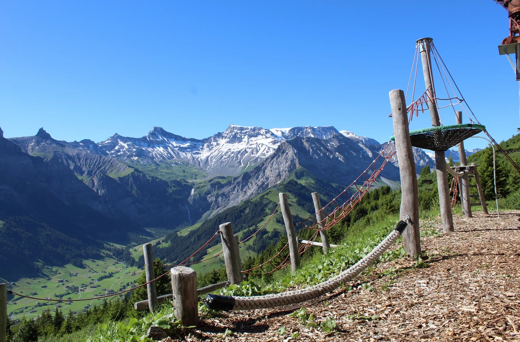 Parco giochi Tschentenalp con attrezzature e vista sulle montagne