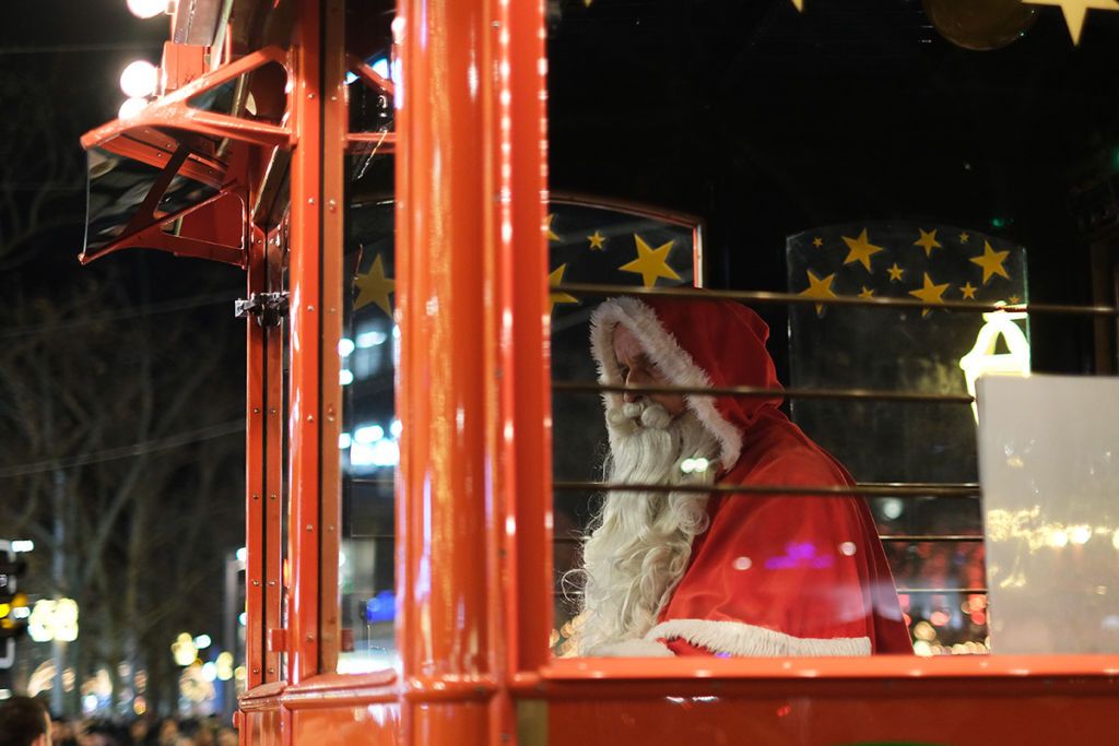 Weihnachtsmarkt mit Santa Claus im roten Kostüm, festlich geschmückt